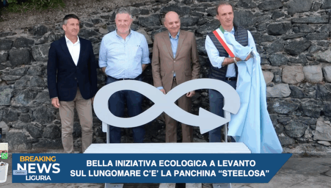 Levanto, ecco la panchina “steelosa”, sistemata sul lungomare.