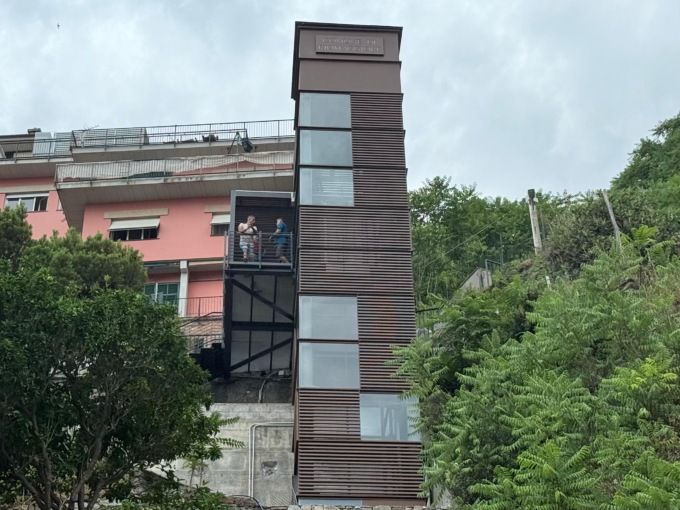 Rigenerazione urbana, inaugurato il rinnovato ascensore di collegamento tra via Pecunia e via De Gasperi a Riomaggiore.