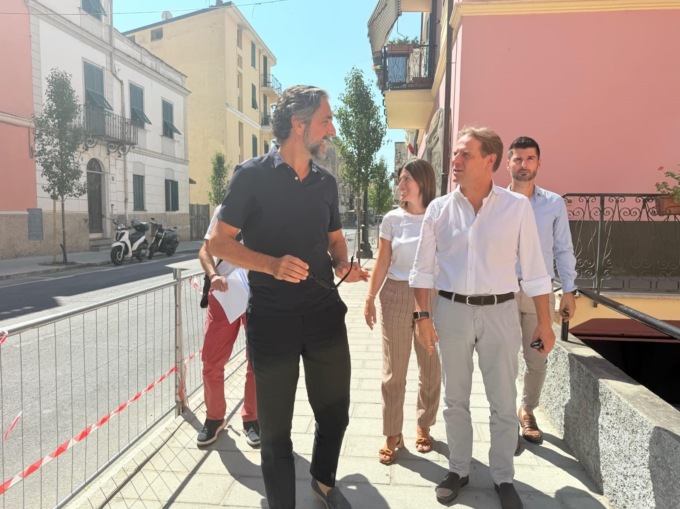Rigenerazione urbana, sopralluogo dell’assessore Scajola in via Mazzini a Taggia: “350mila euro per riqualificare totalmente la via, lavori conclusi in autunno”