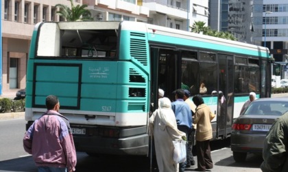 Pallini metallici contro bus, indagini in corso della polizia locale in coordinamento con altre forze di polizia.