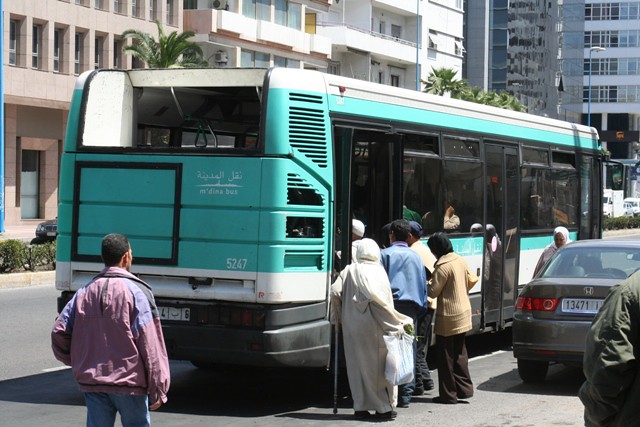 Pallini metallici contro bus, indagini in corso della polizia locale in coordinamento con altre forze di polizia.