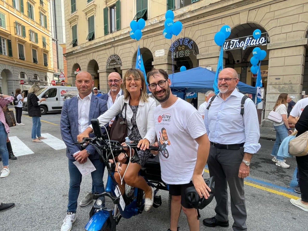 Sociale, “Oltre i limiti” fa tappa a Genova: Angelo, 800 km in triciclo a pedalata assistita da Torino a Roma, per l’inclusione.