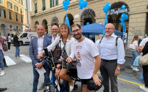 Sociale, “Oltre i limiti” fa tappa a Genova: Angelo, 800 km in triciclo a pedalata assistita da Torino a Roma, per l’inclusione.