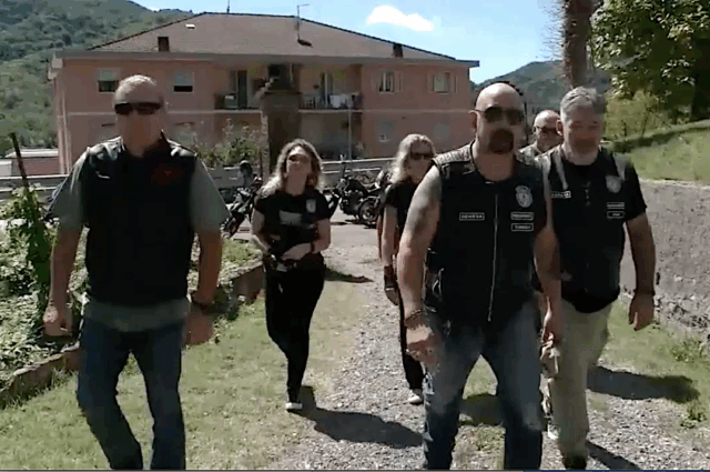 I Keepers Bikers schierati a difesa dei bambini con la loro “Help line Keepers”.