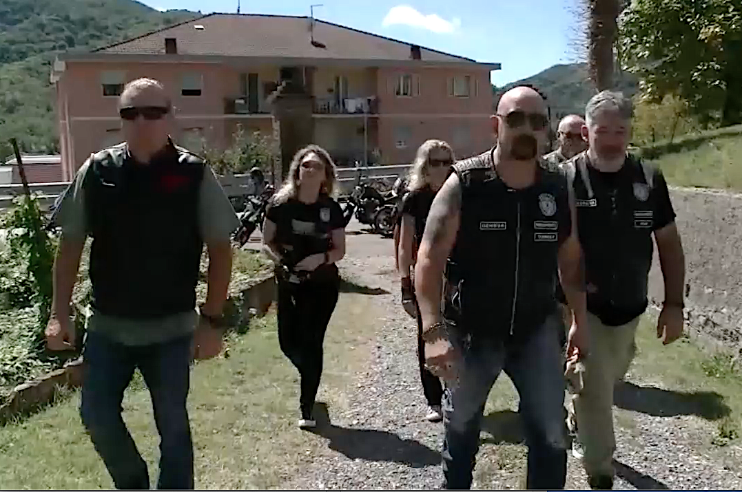 I Keepers Bikers schierati a difesa dei bambini con la loro “Help line Keepers”.