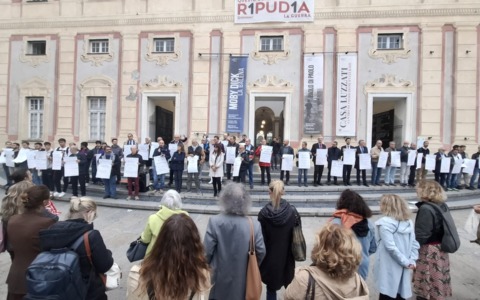 Assessore Ferro al flash mob “I panni sporchi si lavano in pubblico” in piazza De Ferrari: «Il cambiamento parte da tutti noi»