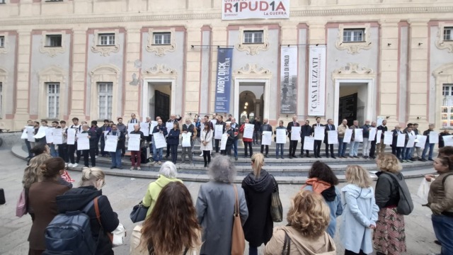 Assessore Ferro al flash mob “I panni sporchi si lavano in pubblico” in piazza De Ferrari: «Il cambiamento parte da tutti noi»