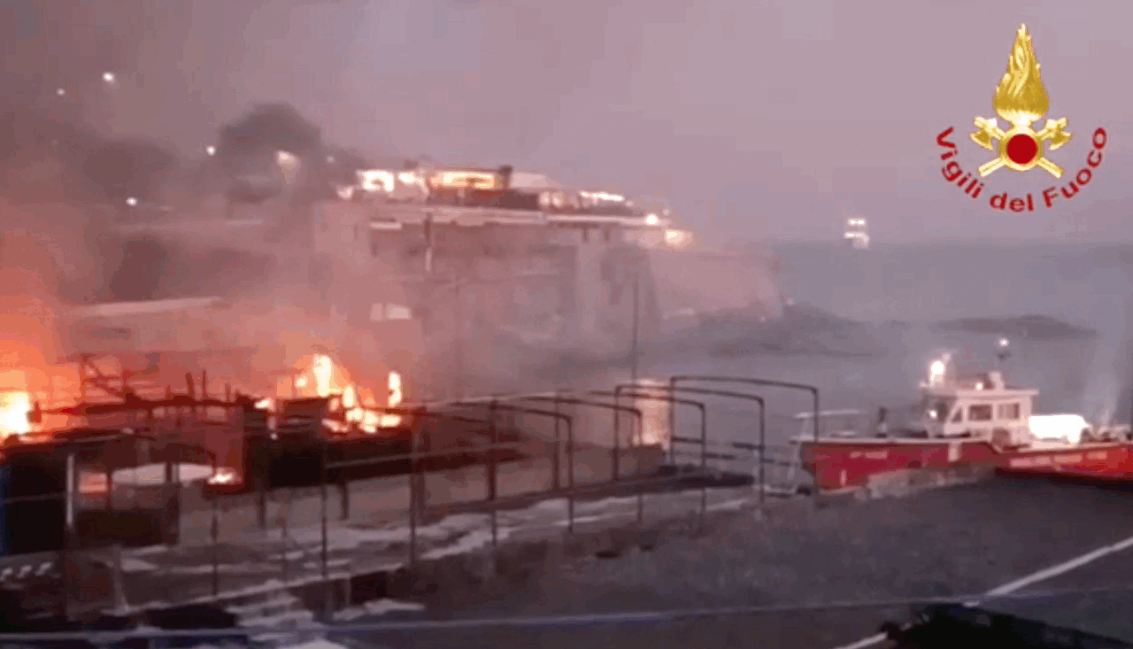 Un tremendo incendio rade al suolo la storica Associazione “Cala dei Montani”