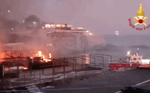 Un tremendo incendio rade al suolo la storica Associazione “Cala dei Montani”