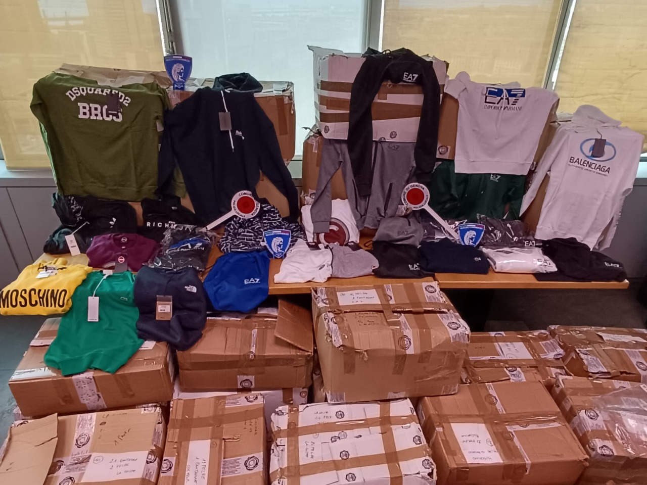 Polizia locale, sequestrati 600 capi di abbigliamento