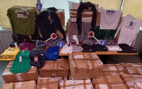 Polizia locale, sequestrati 600 capi di abbigliamento