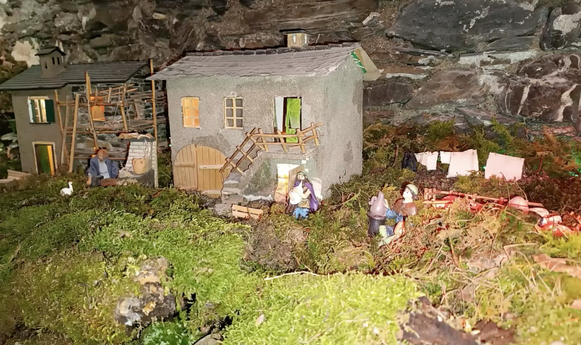 Lo splendido presepe allestito dalla Parrocchia di Favale di Malvaro, questo Natale piu grande ed in un nuovo ambiente