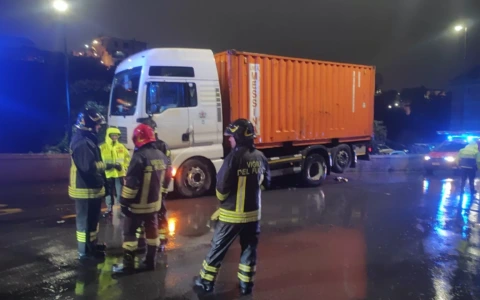 Tragedia in Via Cantore: autoarticolato investe pedone e lo trascina per oltre due chilometri.