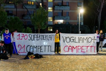 Giocando a basket tra gli scaffali del Supermercato