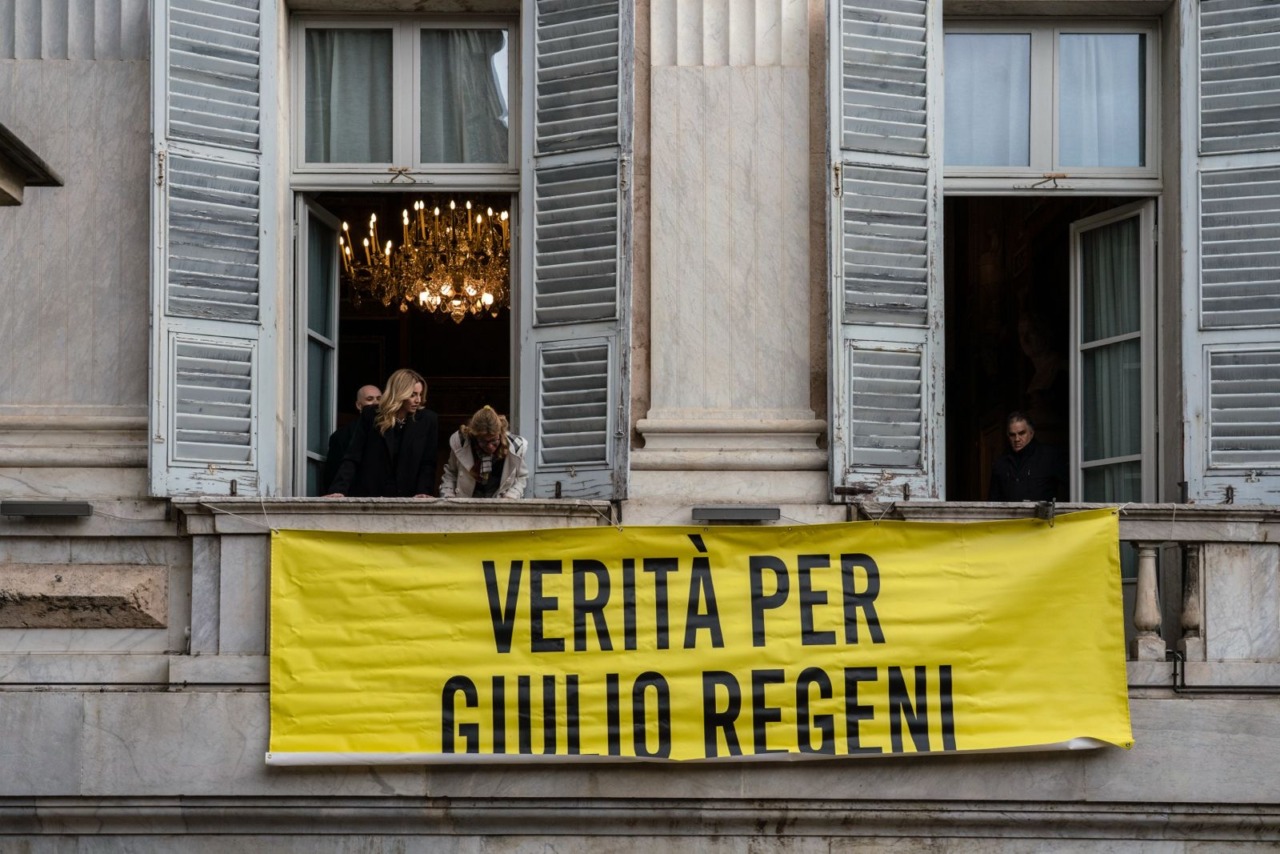Genova espone lo striscione per Giulio Regeni