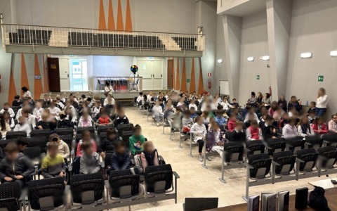 L’INIZIATIVA / “Santa in giallo”, un libro in regalo a tutti gli studenti delle scuole medie