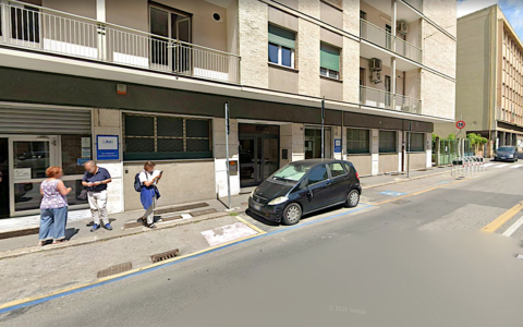 Giornalista aggredito in Via Archimede, furto con strappo davanti a diversi passanti che restavano a vedere.