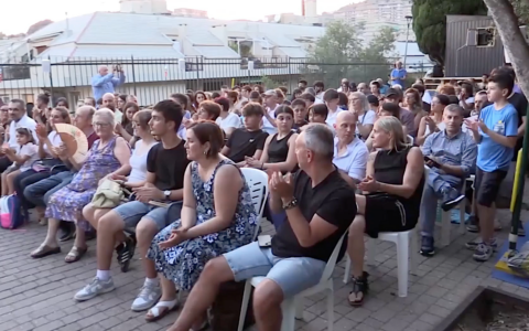 Sorpresa! Il quartiere di San Teodoro ritrova il suo cinema: ritorna in gran spolvero l’Arena estiva di Villa Giuseppina.